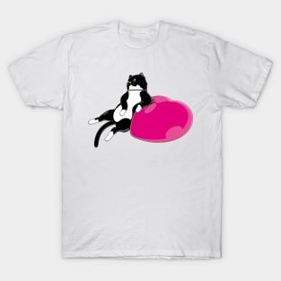 Cute Fat Tuxedo Cat With A Big Love Pillow T-Shirt